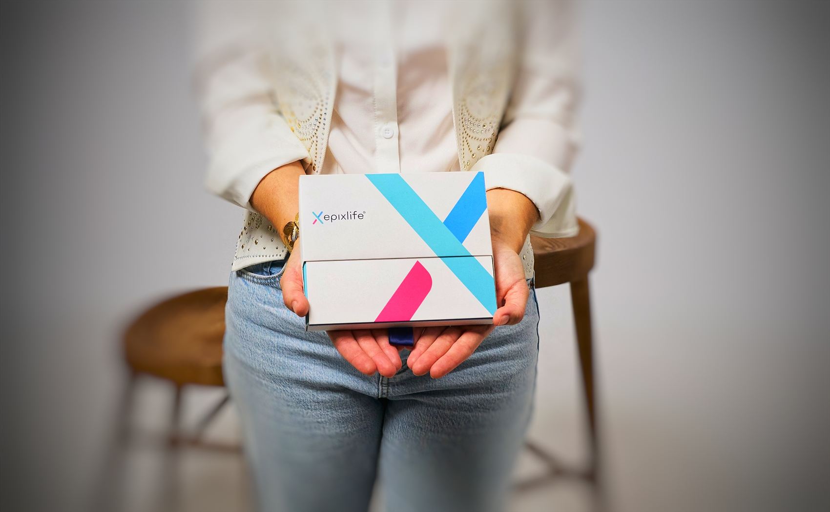 Kit del test epigenético EpixLife sostenido entre las manos
